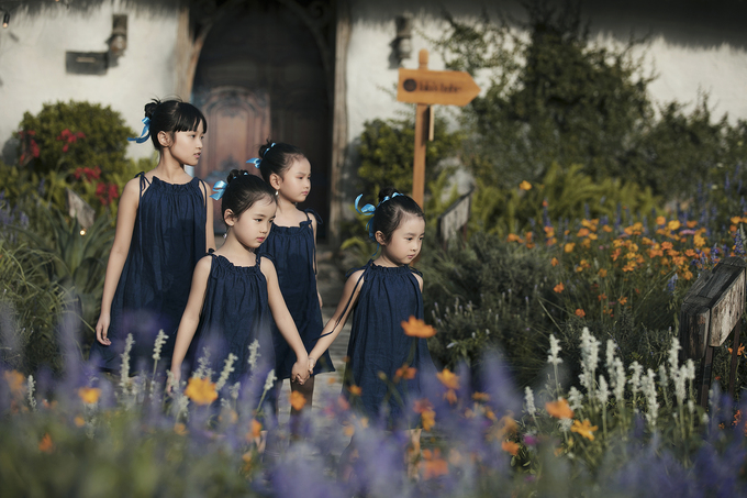 Xuân Bắc cùng hai con trai catwalk giữa vườn hoa